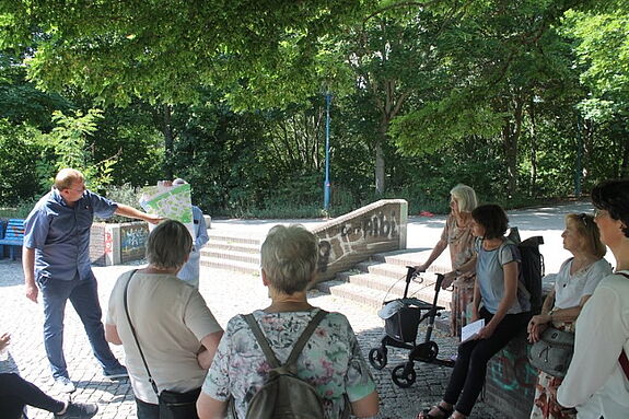 Die Ausflugsgruppe lernt während des Ausflugs viel Neues über das Nachbarquartier Boulevard Kastanienallee. Bild: Kiezredakteur.
