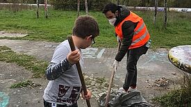 Viele große und kleine Bewohnerinnen und Bewohner helfen beim Säubern der Spielplätze im Kiez. Bild: QM Alte Hellersdorfer Straße