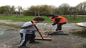 Viele große und kleine Bewohnerinnen und Bewohner helfen beim Säubern der Spielplätze im Kiez. Bild: QM Alte Hellersdorfer Straße