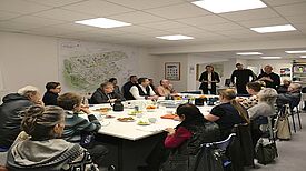 Engagierte Diskussionen und wichtige Entscheidungen prägten die erste Quartiersratssitzung im QM-Büro der Alten Hellersdorfer Straße. (Bild: Anka Stahl)