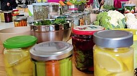 Im Büro des Quartiermanagements Donaustraße-Nord begaben sich die Workshop-Teilnehmenden auf eine kulinarische Entdeckungsreise. (Bild: Birgit Leiß)