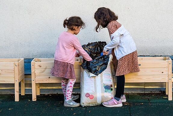 Die Kinder halfen am liebsten beim Befüllen der Hochbeete. (Bild: Sulamith Sallmann) 