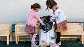 Die Kinder halfen am liebsten beim Befüllen der Hochbeete. (Bild: Sulamith Sallmann) 