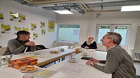 Der Bezirksstadtrat für Jugend und Gesundheit Oliver Schworck ließ sich über die Entwicklungen im Quartier Nahariyastraße informieren. (Bild: Kadriye Karci)
