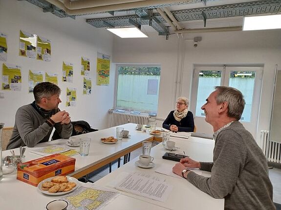 Der Bezirksstadtrat für Jugend und Gesundheit Oliver Schworck ließ sich über die Entwicklungen im Quartier Nahariyastraße informieren. (Bild: Kadriye Karci)