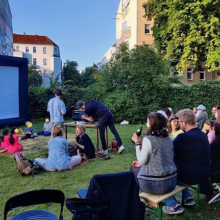 Die unerwartete Verschiebung führte zu gelöster Stimmung und bot Raum für geselliges Miteinander. (Bild: Birgit Leiß)