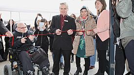 Durchtrennung des roten Bandes: Wiedereröffnung Nachbarschaftstreff Düttmann-Siedlung  Bild: Bianka Gericke 