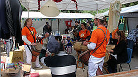 Ein Trommelfgruppe steht inmmitten des Sperrmüllfestes.