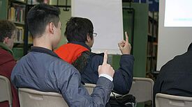 Schüler zeigen bei den Jobtalks auf, um eine Frage zu stellen.