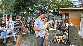 Viel Leckeres vom Grill gab es auf dem ersten Sommerfest im FrobenGarten. Bild: Bettina Walther