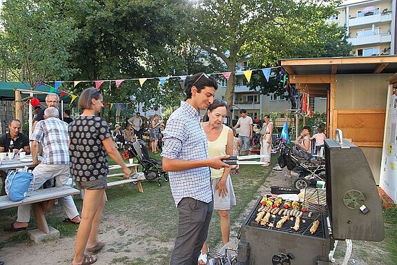Viel Leckeres vom Grill gab es auf dem ersten Sommerfest im FrobenGarten. Bild: Bettina Walther