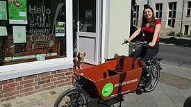 Das Auguste-Victoria-Lastenfahrrad kann momentan dienstags und donnerstags zwischen 10 und 13 Uhr beim QM-Team abgeholt und zurückgegeben werden. (Bild: Auguste-Viktoria-Allee)