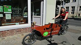 Das Auguste-Victoria-Lastenfahrrad kann momentan dienstags und donnerstags zwischen 10 und 13 Uhr beim QM-Team abgeholt und zurückgegeben werden. (Bild: Auguste-Viktoria-Allee)