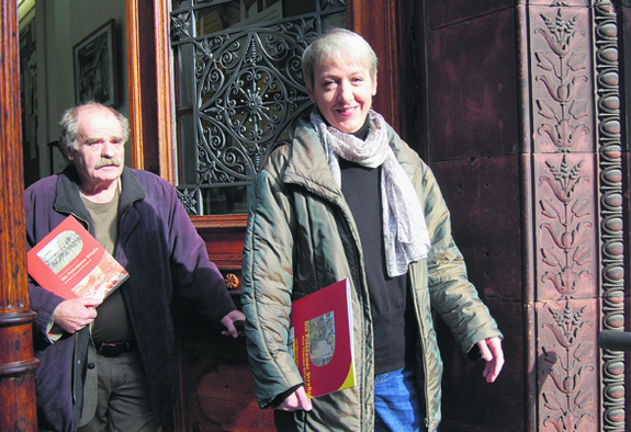 Sibylle Nägele und Joy Markert von der Charme-Offensive Foto: Hans-Jörg Bahrs, Schöneberger Morgen 44