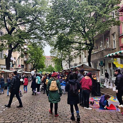 Trotz Regen lockte das bunte Herdelezi-Fest zahlreiche Menschen in die Boddinstraße. (Bild: Birgit Leiß)