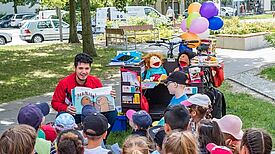 Kinder entdecken während einer Vorlesestunde den Spaß am Lesen. Bild: QM Falkenhagener Feld Ost