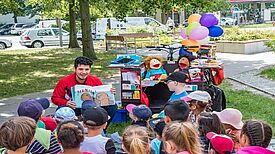 Kinder entdecken während einer Vorlesestunde den Spaß am Lesen. Bild: QM Falkenhagener Feld Ost