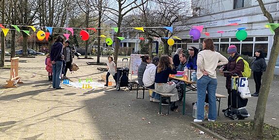 Beim Eröffnungsfest konnten sich alle Interessierten über das Projekt „Eine Zukunft für den Marktplatz“ informieren. (Bild: QM Nahariyastraße)