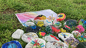 Die bunt bemalten Steine wurden an verschiedenen Stellen im Kiez ausgelegt, um zu verdeutlichen: Jeder Mensch gehört genau hierher. (Bild: Lisa Stöcker)