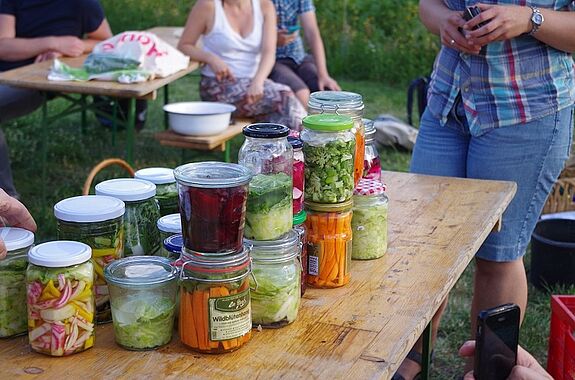 Das Projekt „Klimafreundliches Zusammenleben“ zeigt, wie sich Bewohnerinnen und Bewohner im Brunnenvierte gesund und klimabewusst ernähren können. (Bild: Restlos Glücklich)