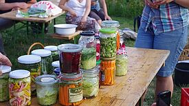 Das Projekt „Klimafreundliches Zusammenleben“ zeigt, wie sich Bewohnerinnen und Bewohner im Brunnenvierte gesund und klimabewusst ernähren können. (Bild: Restlos Glücklich)