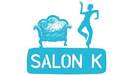 Türkises Logo mit Sessel, tanzender Figur und dem Schriftzug „Salon K“.