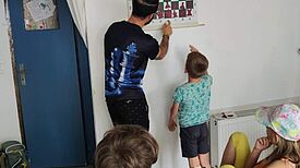 Am Schach-Wandbehang wird weitere Theorie vermittelt. (Bild: Birgit Leiß/Webredaktion)
