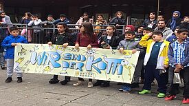 Mit einer Demonstration eröffneten die jungen Künstlerinnen und Künstler der Jens-Nydahl-Schule ihre Ausstellung am Kottbusser Tor. Bild: Kotti Coop e.V.