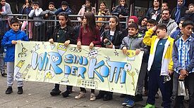 Mit einer Demonstration eröffneten die jungen Künstlerinnen und Künstler der Jens-Nydahl-Schule ihre Ausstellung am Kottbusser Tor. Bild: Kotti Coop e.V.