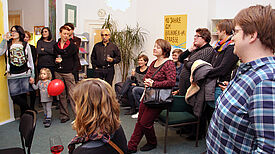 Im Stadtteilladen versammelten sich viele Wegbereiterinnen und Wegbereiter aus zehn Jahren QM Brunnenviertel-Brunnenstraße. Bild: Dominique Hensel