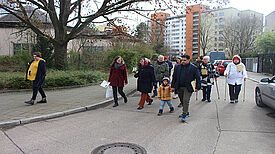 15 Teilnehmende begaben sich am 26. Februar 2022 auf Entdeckungstour durch die Thermometersiedlung. (Bild: QM Thermometersiedlung)