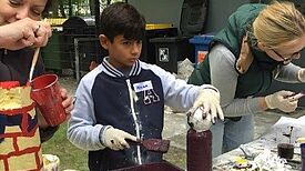 Kinder beim Experimentieren