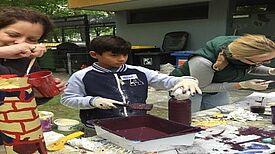Kinder beim Experimentieren
