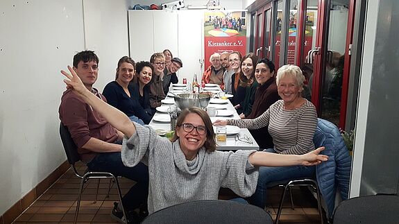 Bei der durch den Aktionsfonds geförderten Aktion „Rollberger Küche trifft pflanzliche Inspiration“ kochten Nachbarinnen und Nachbarn gemeinsam vegan und ließen es sich anschließend gut schmecken. (Bild: QM Rollbergsiedlung)