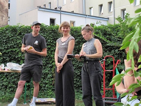Das Kiezkollektiv stellte die Pläne für das Kiezfest, den Trödelmarkt und andere Nachbarschaftsaktionen im QM Flughafenstraße vor. (Bild: Jens Sethmann)