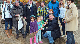 Bürgermeister Frank Balzer (kniend) vollzieht den ersten Spatenstich Bild: Outlaw Kinder und Jugendhilfe gGmbH