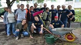 Social Day: 30 Mitarbeiterinnen und Mitarbeiter verschönerten den Kiez Bild: QM High-Deck-Siedlung/Sonnenallee-Süd / Weeber + Partner