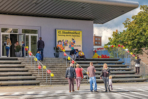 Nachrichten und Fotos sind auf der LED-Leinwand nicht zu übersehen. Bild: QM Falkenhagener Feld Ost 
