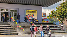 Nachrichten und Fotos sind auf der LED-Leinwand nicht zu übersehen. Bild: QM Falkenhagener Feld Ost 