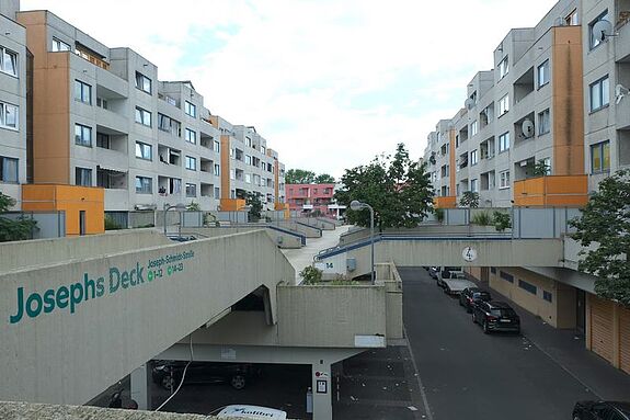 Das neugestaltete „Josephs Deck“ bietet nun klare Wegmarken und erleichtert die Orientierung in der Siedlung. (Bild: H. Heiland)