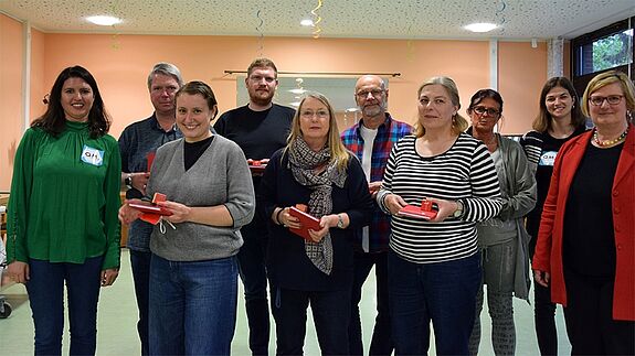 Bezirksstadträtin Angelika Schöttler (rechts) bedankte sich beim Quartiersrat Germaniagarten für ihr Engagement. (Bild: QM Germaniagarten)