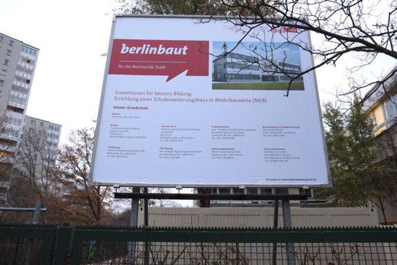 Infoschild auf der Sonnen-Schule zum Erweiterungsbau. Bild: H. Heiland, QM Weiße Siedlung Dammweg
