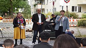 Eva Majewski, Stephan Machulik und Manuel Kuhn halten eine Rede vor Publikum.