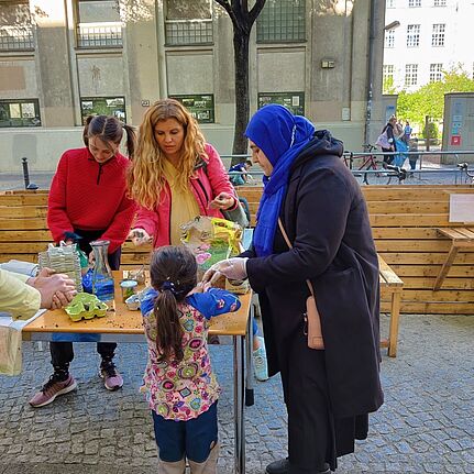 Gemeinsam mit den Frauen von Yesil Çember stellten die Menschen Samenbomben her. (Bild: Birgit Leiß)