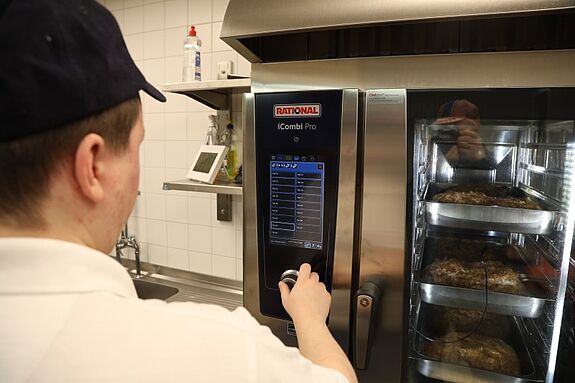 Die neuen modernen Geräte erleichtern die Arbeit für die Mitarbeitenden in der Küche. (Bild: QM Pankstraße)