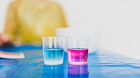 Das Element Wasser wurde von den jungen Forscherinnen und Forscher in verschiedenen Experimenten entdeckt. Die filmische Dokumentation des Bildungscampus bietet einen Einblick in die Arbeit aller Teilnehmenden. Foto: Pexels/Dominika Roseclay