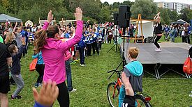 Zuerst wird aufgewärmt, dann um Spenden gelaufen. Bild: Kerstin Heinze