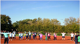 Bewohnerinnen und Bewohner sind gemeinsam sportlich aktiv. Foto: QM Mehrower Allee