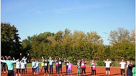 Bewohnerinnen und Bewohner sind gemeinsam sportlich aktiv. Foto: QM Mehrower Allee