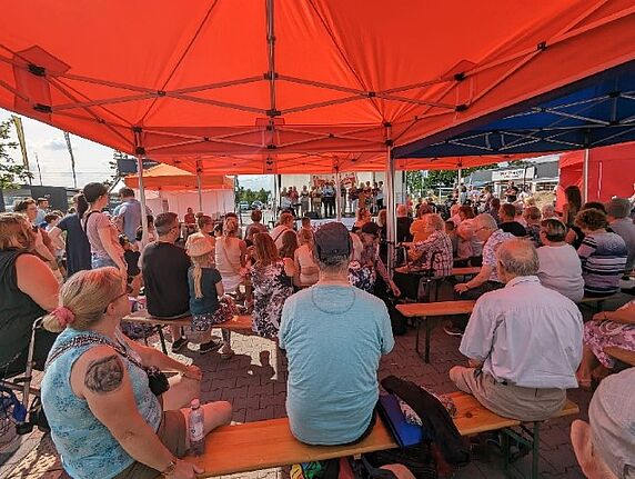 Zur Einstimmung sang der Gemischte Chor Berlin-Altglienicke. Das Publikum lauschte gespannt. (Bild: Joachim Schmidt)